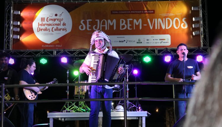 Chambinho do Acordeon comandou show de encerramento do III Congresso Internacional de Direitos Culturais