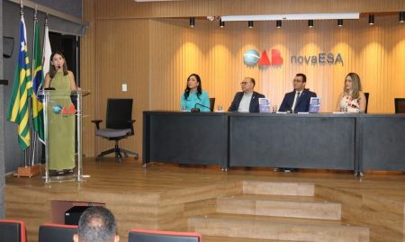 ESA-PI entrega certificados e lança obras sobre licitações e contratos públicos